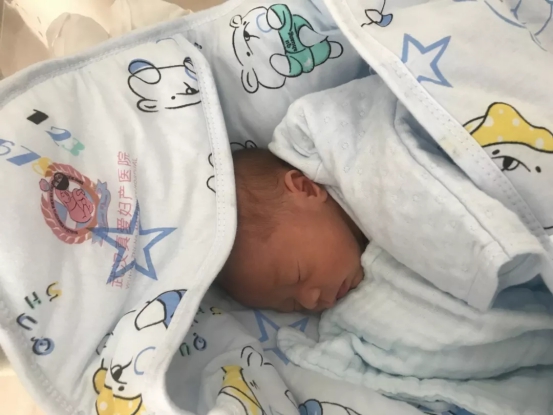 真爱妇产迎来双胞胎公主，勇敢宝妈为爱坚持顺产