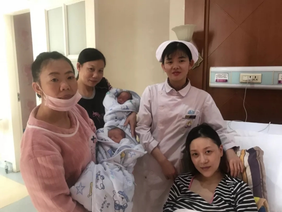 真爱妇产迎来双胞胎公主，勇敢宝妈为爱坚持顺产