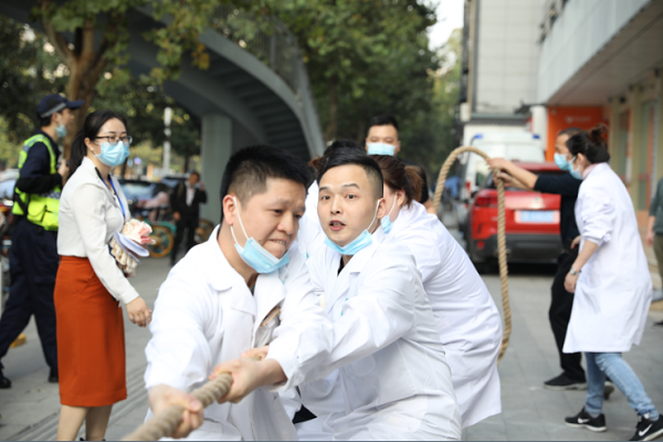 武汉仁爱医院开展职工拔河角逐