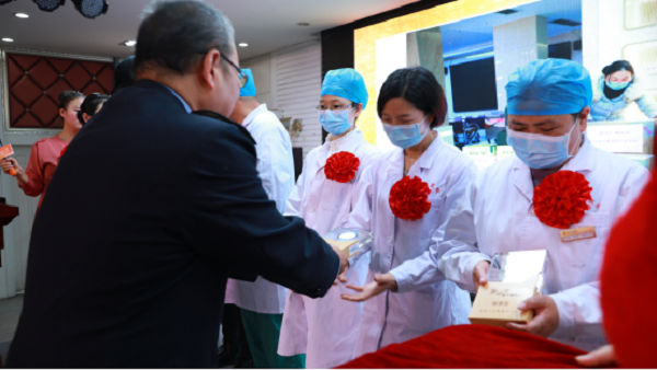 武汉仁爱医院2020年新冠肺炎抗疫白衣天使纪念章颁奖大会