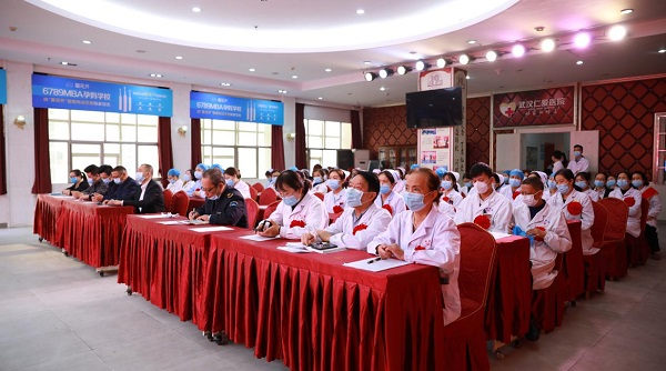 武汉仁爱医院2020年春季新冠肺炎抗疫白衣天使纪念章颁奖大会圆满乐成