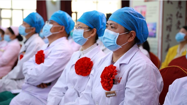 武汉仁爱医院2020年春季新冠肺炎抗疫白衣天使纪念章颁奖大会圆满乐成