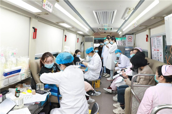 血源紧迫,武汉仁爱医院白衣天使忙献血