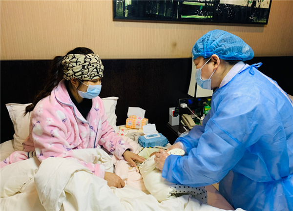 孙木英在滞汉母婴安顿点-楚玉效劳站照顾母婴