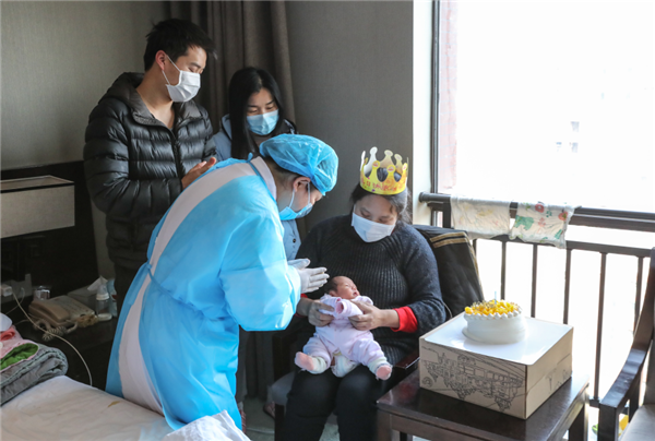 疫情时代，孙木英给滞留在汉的新生儿举行满月趴