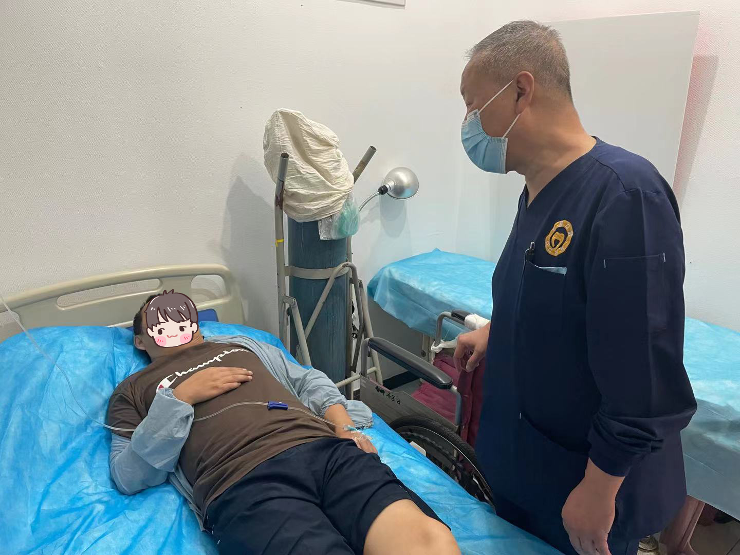 暑日下武汉一市民路边突发癫痫 周围爱心医院紧抢救治